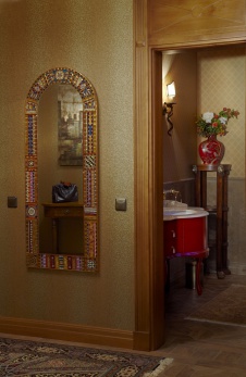 Фото интерьера гостевого санузла двухуровневой квартиры в стиле неоклассика