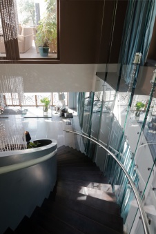 Фото интерьера лестницы ресторана в современном стиле