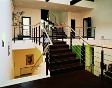 Фото лестницы загородного дома в современном стиле
