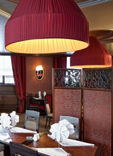 Фото интерьера зала ресторана в стиле неоклассика