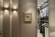 Фото интерьера гардеробной небольшой квартиры в современном стиле