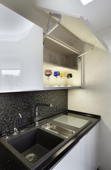 Фото интерьера кухни небольшой квартиры в современном стиле