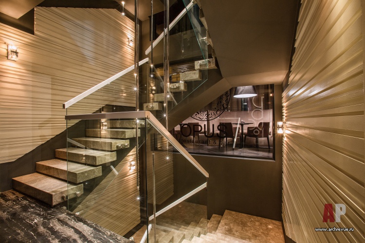 Фото интерьера лестничного холла ресторана в стиле фьюжн