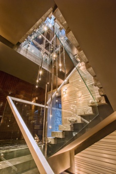 Фото интерьера лестницы ресторана в современном стиле