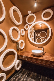 Фото интерьера санузла ресторана в современном стиле