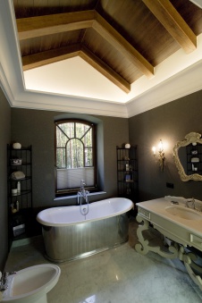 Фото интерьера ванной дома в стиле неоклассика Фото интерьера санузла дома в стиле неоклассика