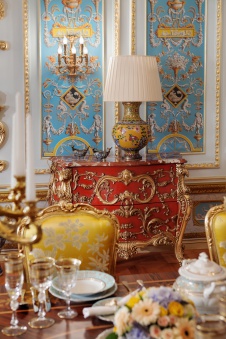 Фото интерьера столовой дома в дворцовом стиле
