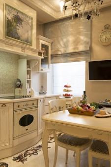 Фото интерьера кухни двухэтажной квартиры в стиле неоклассика