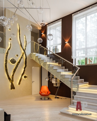 Фото интерьера лестницы дома в современном стиле Фото интерьера лестничного хола дома в современном стиле