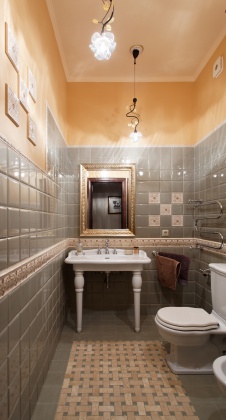 Фото интерьера гостевого санузла дома в стиле неоклассика