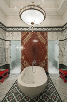 Фото интерьера ванной двухуровневой квартиры в стиле ар-деко