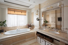 Фото интерьера санузла дома в стиле неоклассика Фото интерьера ванной дома в стиле неоклассика