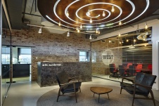 Фото интерьера входной зоны офиса в современном стиле Фото интерьера приемной офиса в современном стиле
