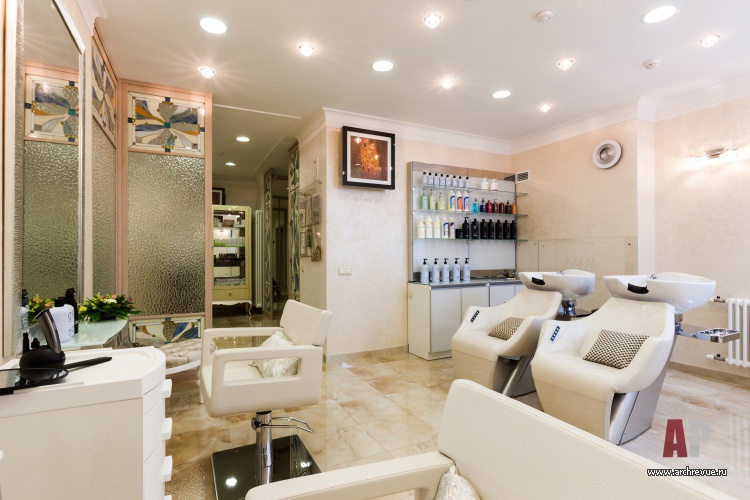 Фото интерьера парикмахерского зала салона красоты в классическом стиле