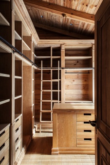Фото интерьера гардеробной деревянного дома в эко стиле