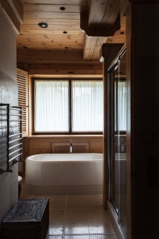 Фото интерьера ванной деревянного дома в эко стиле