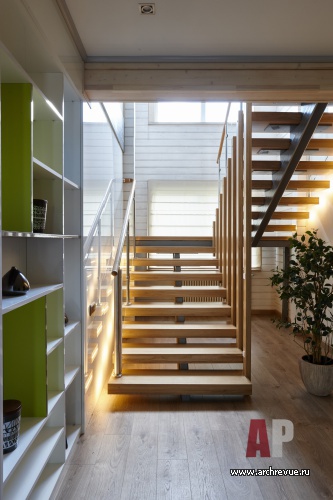 Фото интерьера лестницы небольшого дома в эко стиле