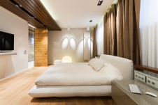 Фото интерьера спальни двухуровневой квартиры в эко стиле