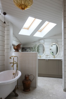 Фото интерьера ванной дома в стиле кантри