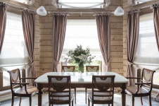Фото интерьера столовой деревянного дома в стиле неоклассика