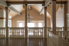 Фото интерьера холла деревянного дома в стиле неоклассика