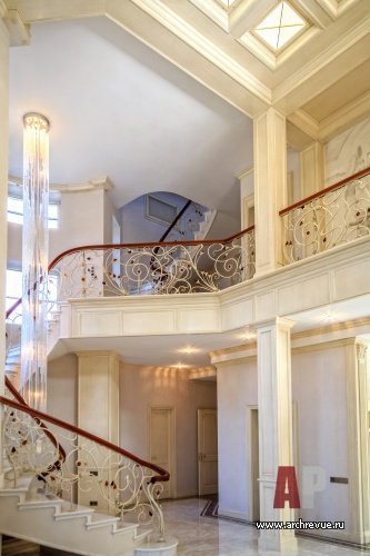 Фото интерьера лестничного холла дома в стиле классика