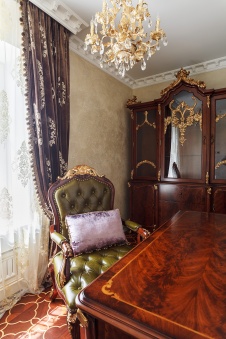 Фото интерьера кабинета небольшого дома в классическом стиле