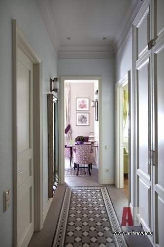 Фото интерьера коридора небольшой квартиры в стиле неоклассика