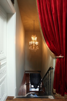Фото интерьера лестницы двухэтажной квартиры в стиле фьюжн