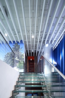 Фото интерьера лестницы офиса в современном стиле