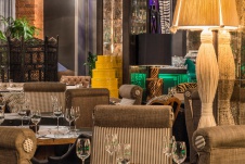 Фото интерьера зала бара-ресторана в стиле китч