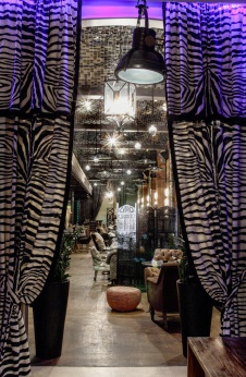 Фото интерьера лаунжа бара-ресторана в стиле китч