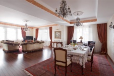 Фото интерьера гостиной многоуровневой квартиры, пентхауса в восточном стиле