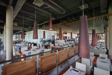 Фото интерьера зала ресторана в эко стиле
