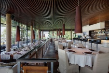 Фото интерьера зала ресторана в эко стиле