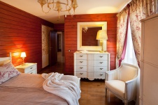 Фото интерьера спальни деревянного дома в стиле неоклассика