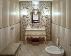 Фото интерьера гостевого санузла деревянного дома в стиле неоклассика