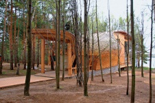 Фото фасада двухэтажного деревянного дома в эко стиле