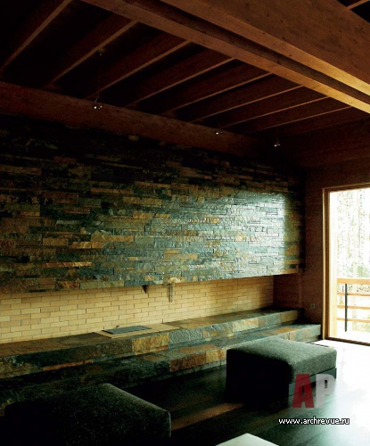 Фото интерьера каминной двухэтажного деревянного дома в эко стиле