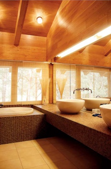 Фото интерьера санузла двухэтажного деревянного дома в эко стиле