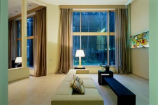Фото интерьера гостиной загородного дома в стилистике современного шале