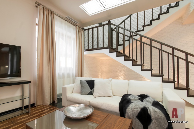 Фото интерьера лестницы небольшого дома в американском стиле