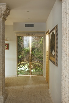 Фото интерьера входной зоны небольшого дома в неоклассическом стиле