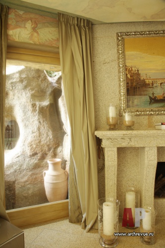 Фото интерьера камина небольшого дома в неоклассическом стиле