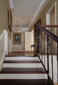 Фото интерьера лестницы дома в стиле Прованс Фото интерьера лестничного холла дома в стиле Прованс