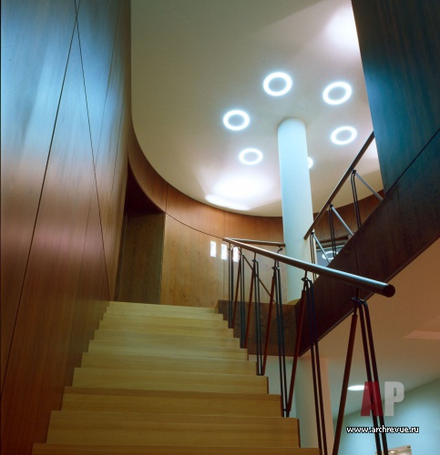 Фото лестницы двухэтажного дома в современном стиле