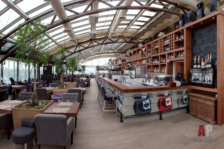 Фото интерьера основного зала панорамного ресторана