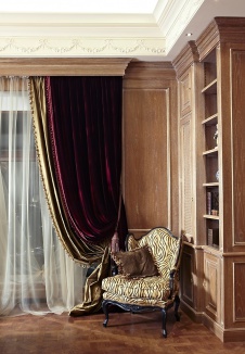 Фото фрагмента гостиной в классике. Двухслойные гардины выполнены из бордового бархата и золотого атласа. Поставщик Provasi. 