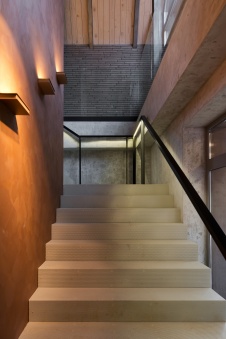 Фото интерьера лестницы ресторана в скандинавском стиле