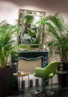 Фото интерьера парикмахерского зала салона красоты в стиле фьюжн